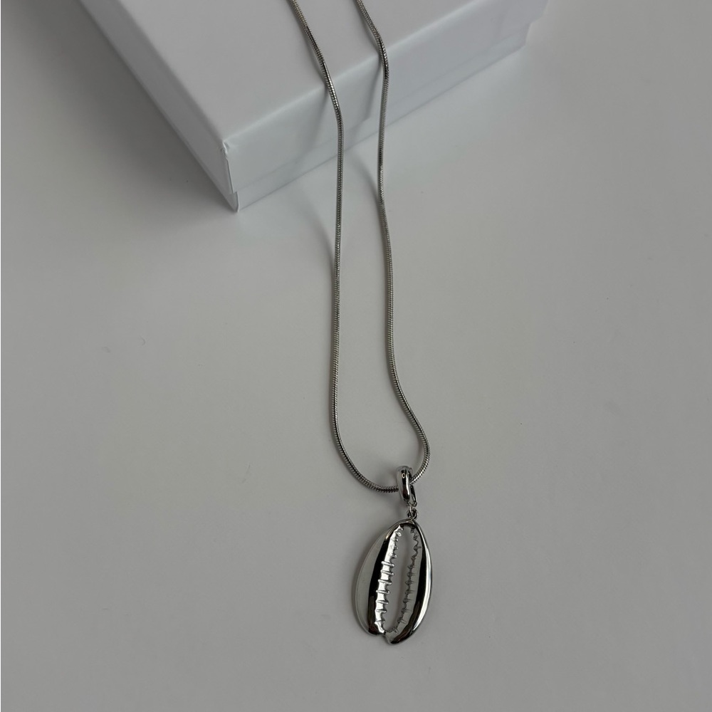 333 Elegant Silver Shell Pendant Necklace